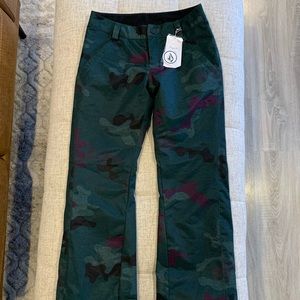 BNWT Women’s Volcom Frochickie Insulated Snow Pant